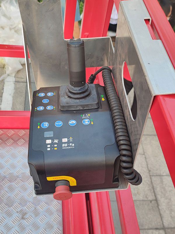 自行越野式剪叉型高空作業(yè)平臺(tái),XE-RT系列